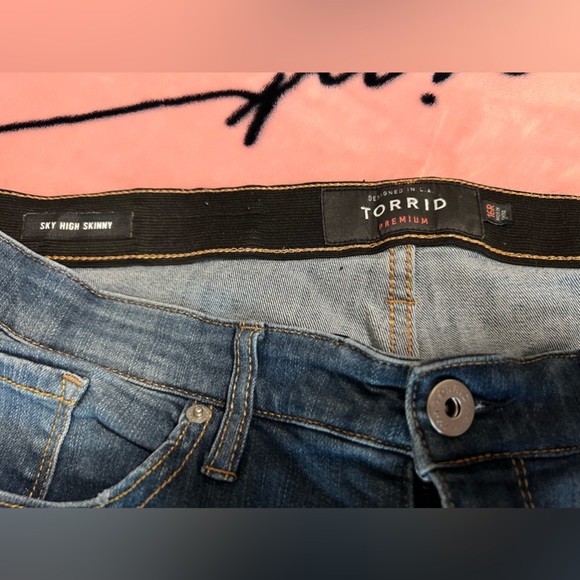 Women’s TORRID 16r sky high skinny distressed jeans size 16R great condition! - Picture 3 of 3